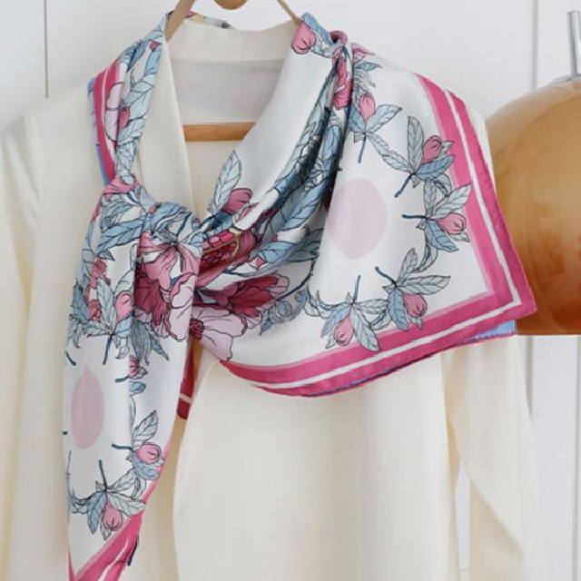 Hot Sale Fashion Printing Designs 90cm Square Satin Silk Women′ S Scarves