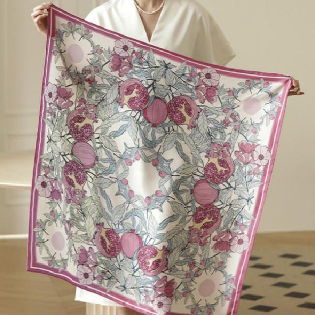Hot Sale Fashion Printing Designs 90cm Square Satin Silk Women′ S Scarves