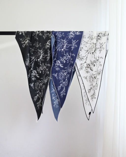 Custom Fashion Diamond-Shaped Mulberry Silk Scarf